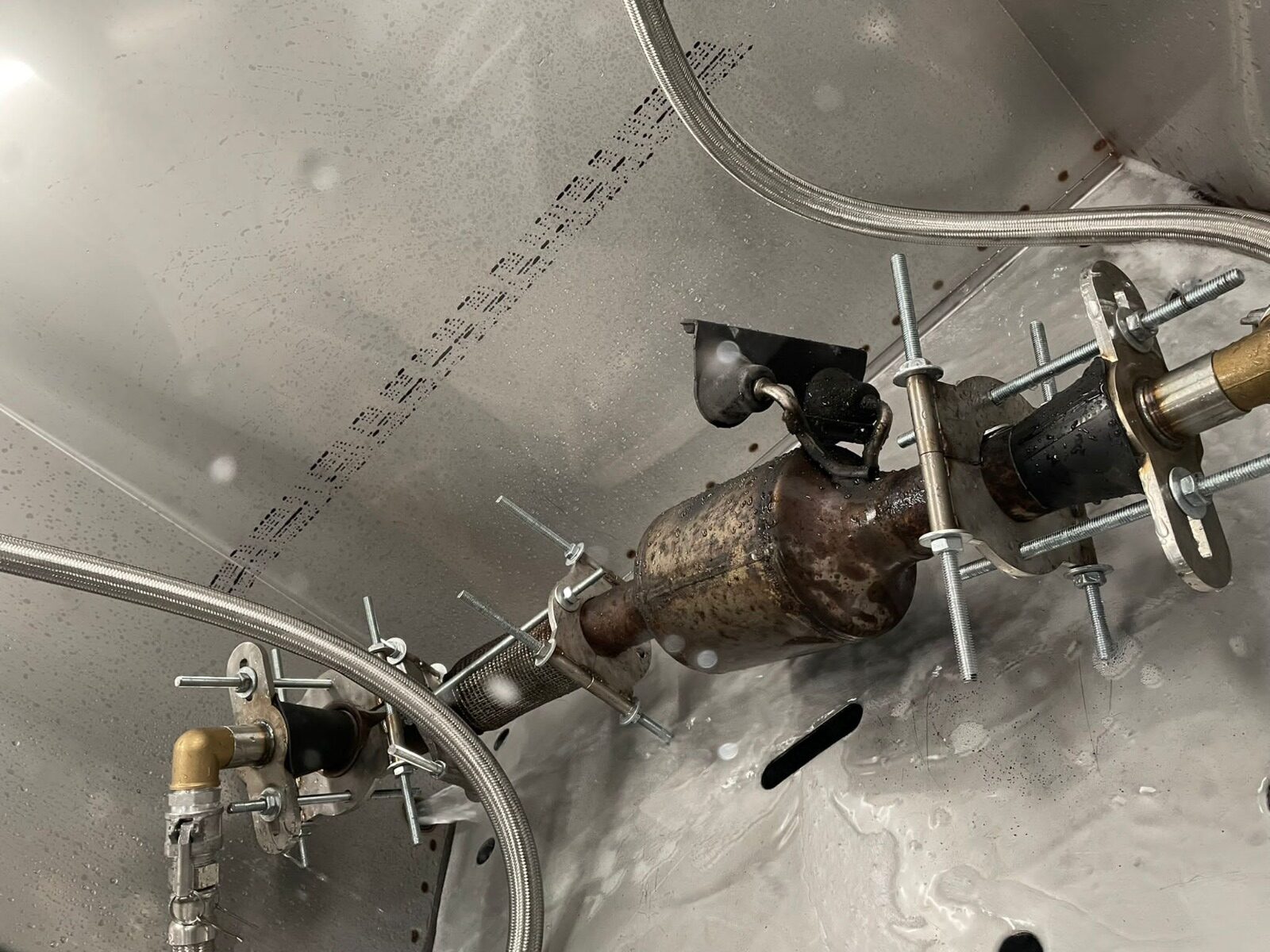 Proces czyszczenia DPF maszyną MDM-1B w technologii 2HYDRO